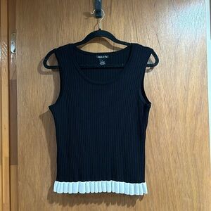 🛍️ BOGO 🛍️ Black and White sleeveless knit top. L.